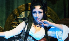 美女露出尿口