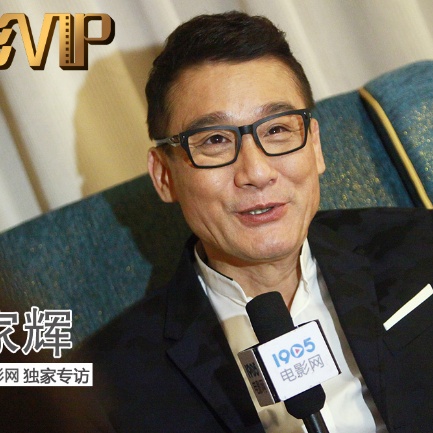 脱了她裙子摸进她的内裤亲吻